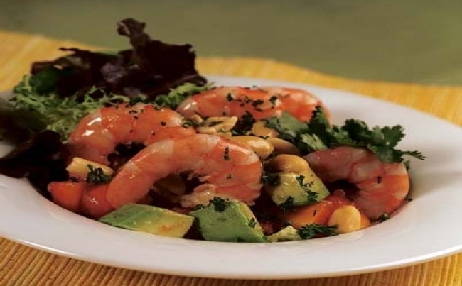 Ensalada de palta, mango y langostinos